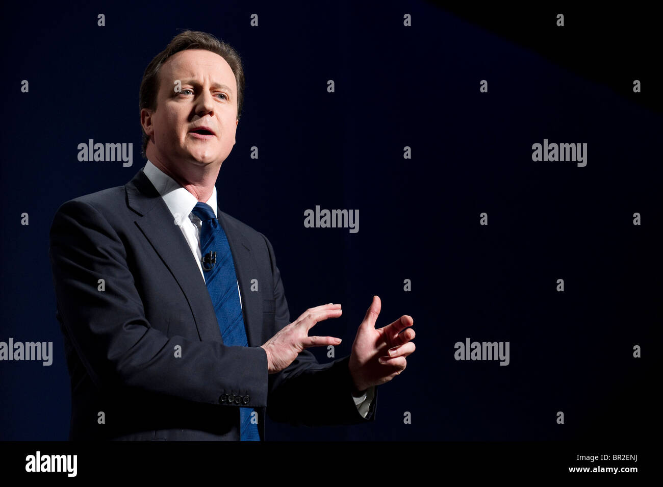 Le parti conservateur David Cameron aborde le Forum de printemps, Brighton, 28 février 2010. Banque D'Images