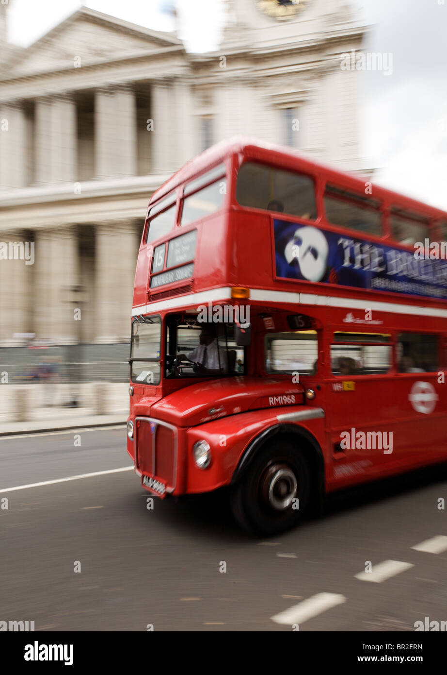 London Routemaster bus passant la cathédrale St Paul Banque D'Images