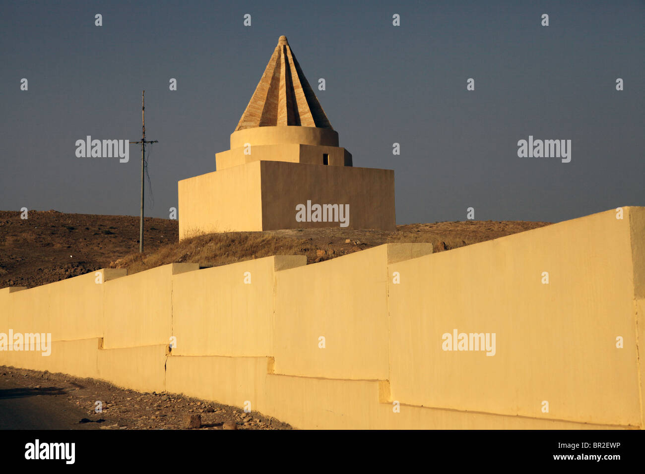 Yazidis, une pierre tombale au cimetière de la ville de Lalish dans le Nord de l'Iraq. Les Yézidis Yezidis ou sont un groupe religieux ethno kurde. Leur religion, Yazidism est liée à l'ancienne Mésopotamie religions et combine des aspects du Zoroastrisme, hindouisme, islam, christianisme et judaïsme. Banque D'Images