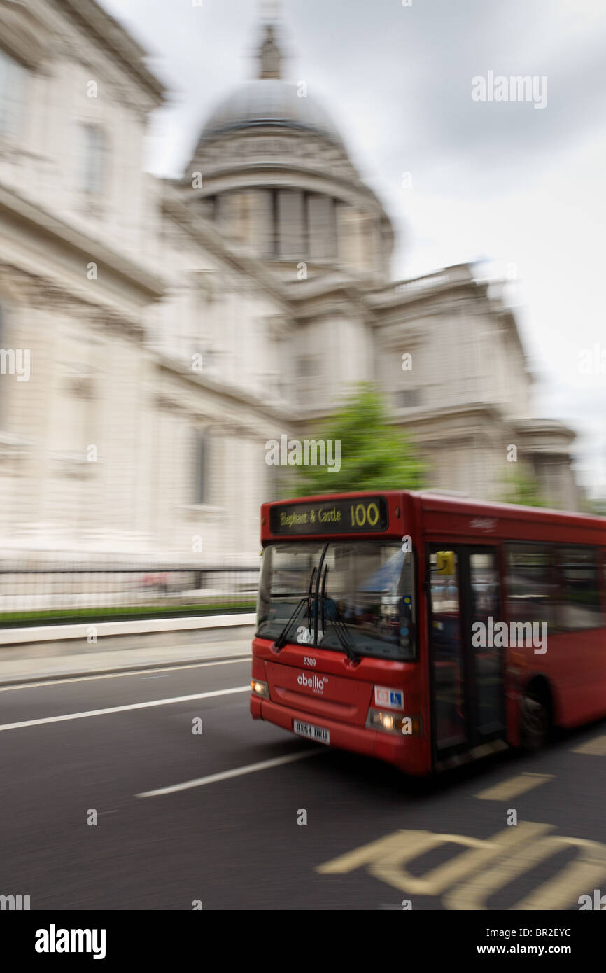 Bus de Londres passé dévaler la Cathédrale St Paul Banque D'Images