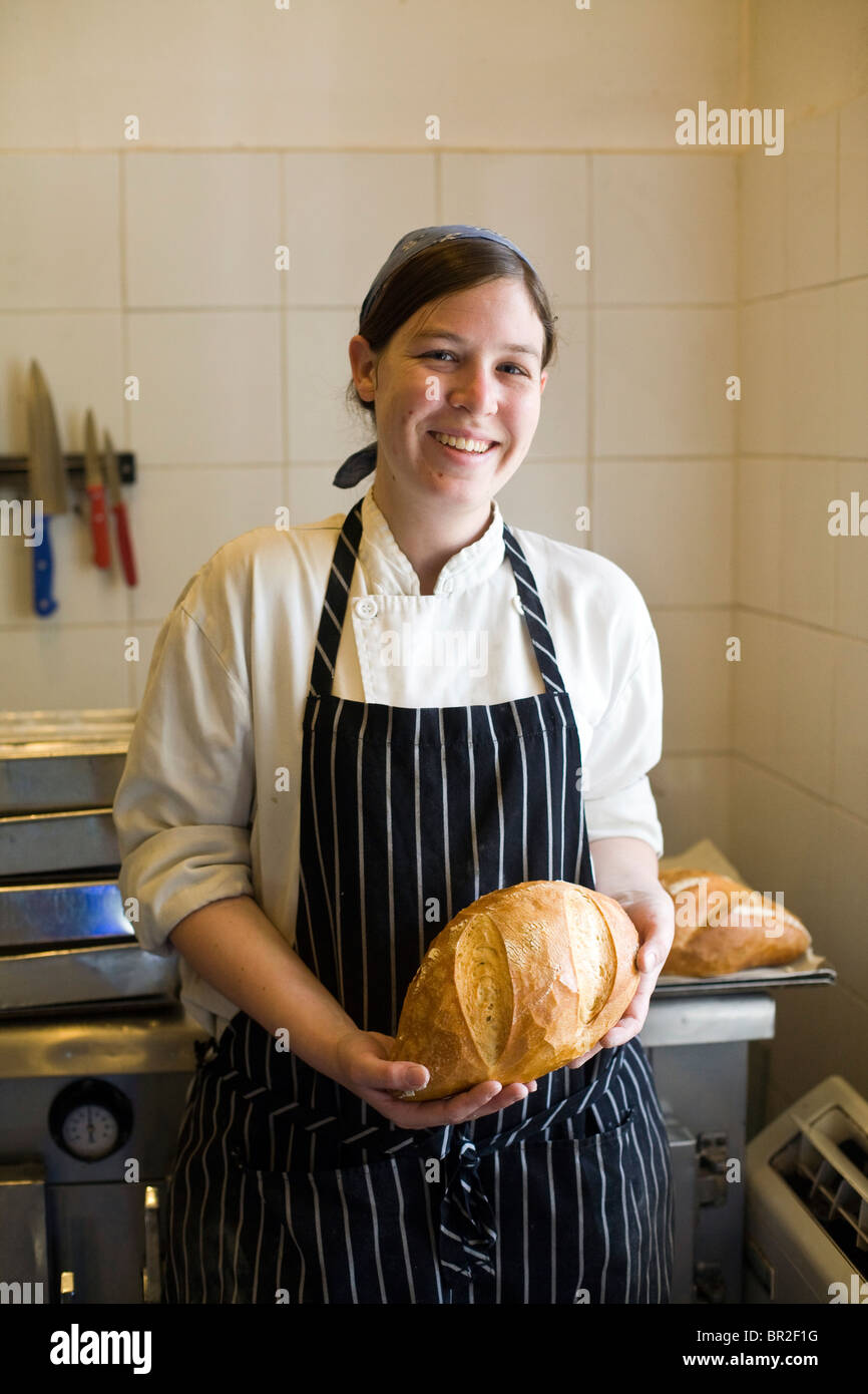Le pâtissier avec une miche de pain frais à l'Carmella Bistro, Tel Aviv, Israël Banque D'Images
