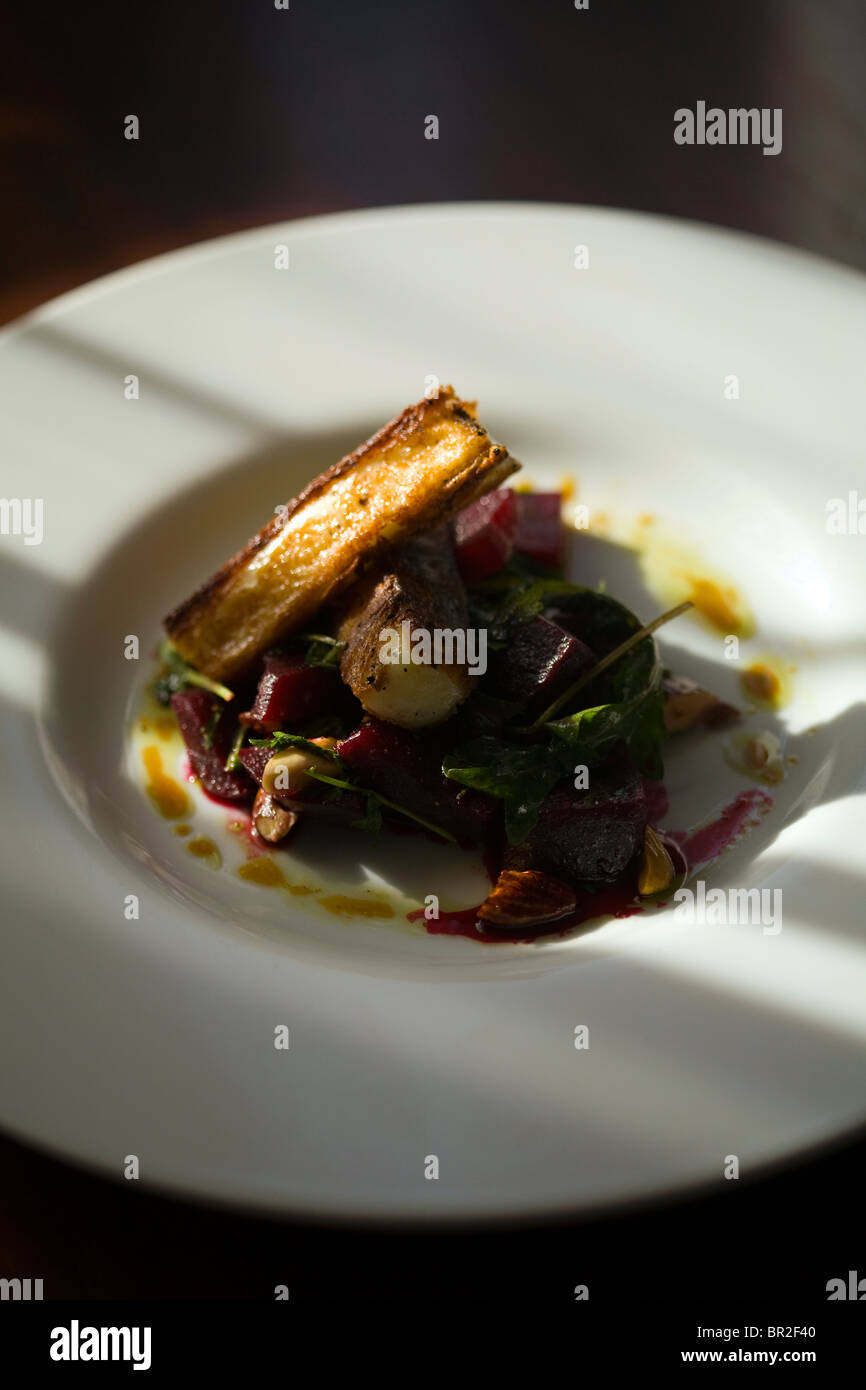 Un plat de salade de betteraves et fromage haloumi Carmella au Bistro, Tel Aviv, Israël Banque D'Images