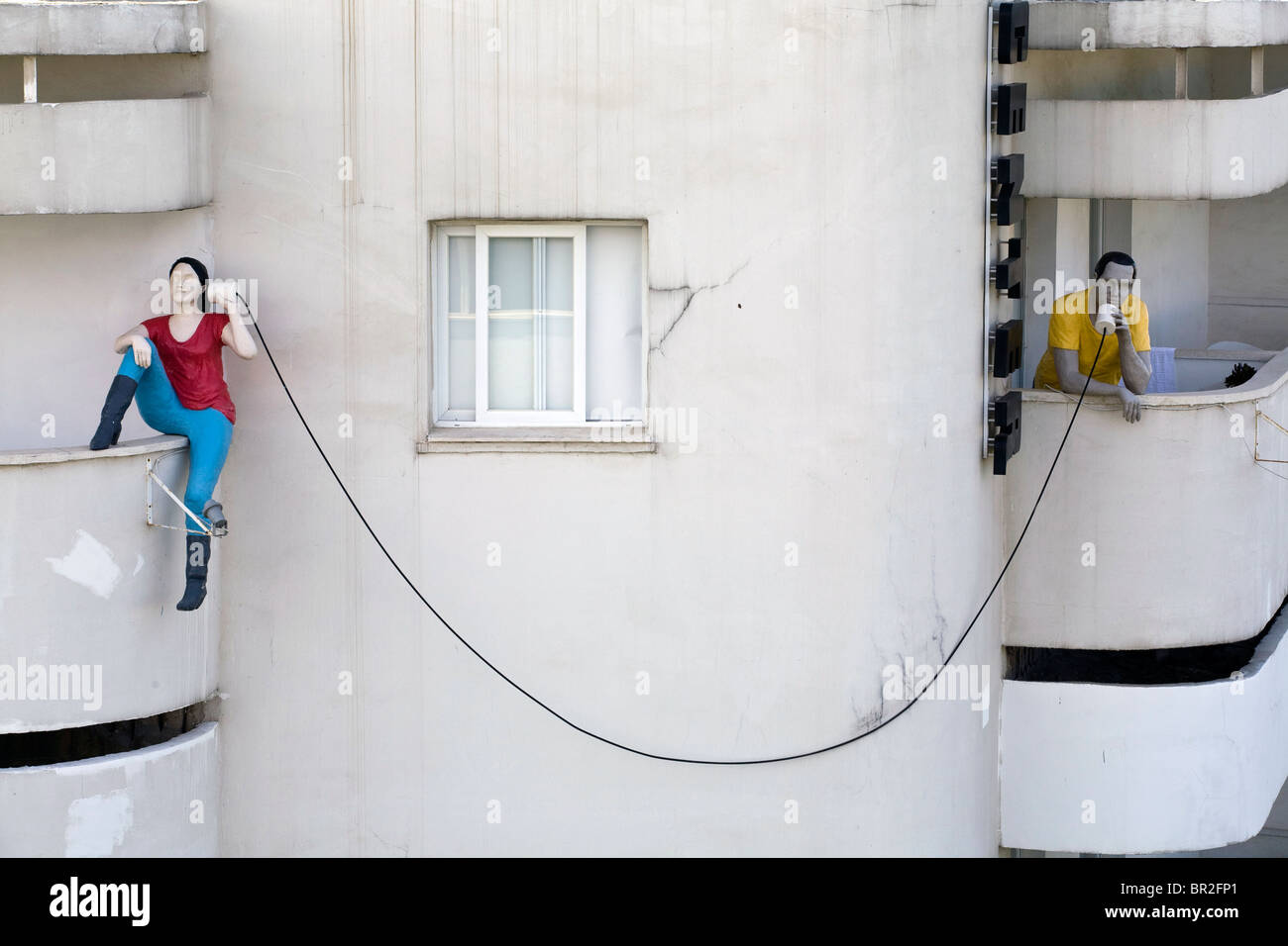 Détail d'une paire de statues humoristique sur un bâtiment Art déco à Tel Aviv Banque D'Images