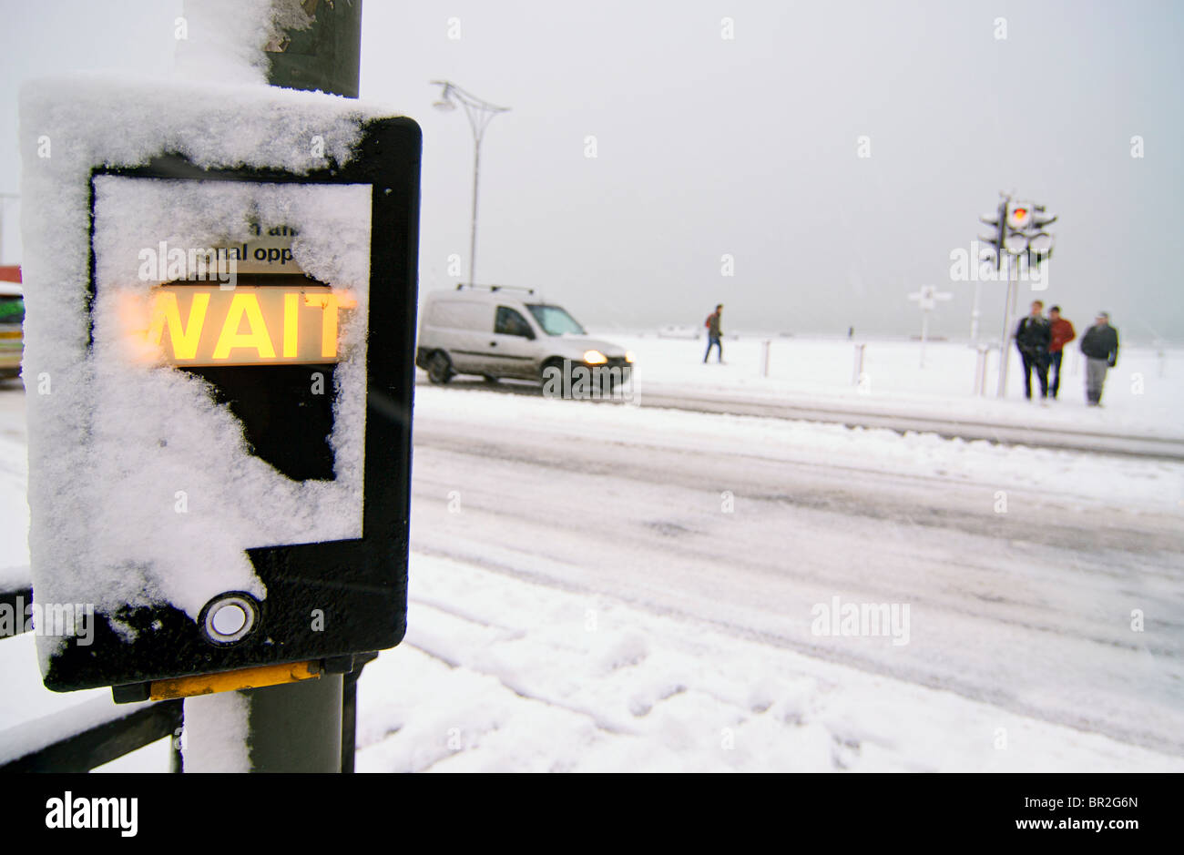 Attendre. Passage pour piétons dans la neige. Brighton & Hove, East Sussex, Angleterre Banque D'Images
