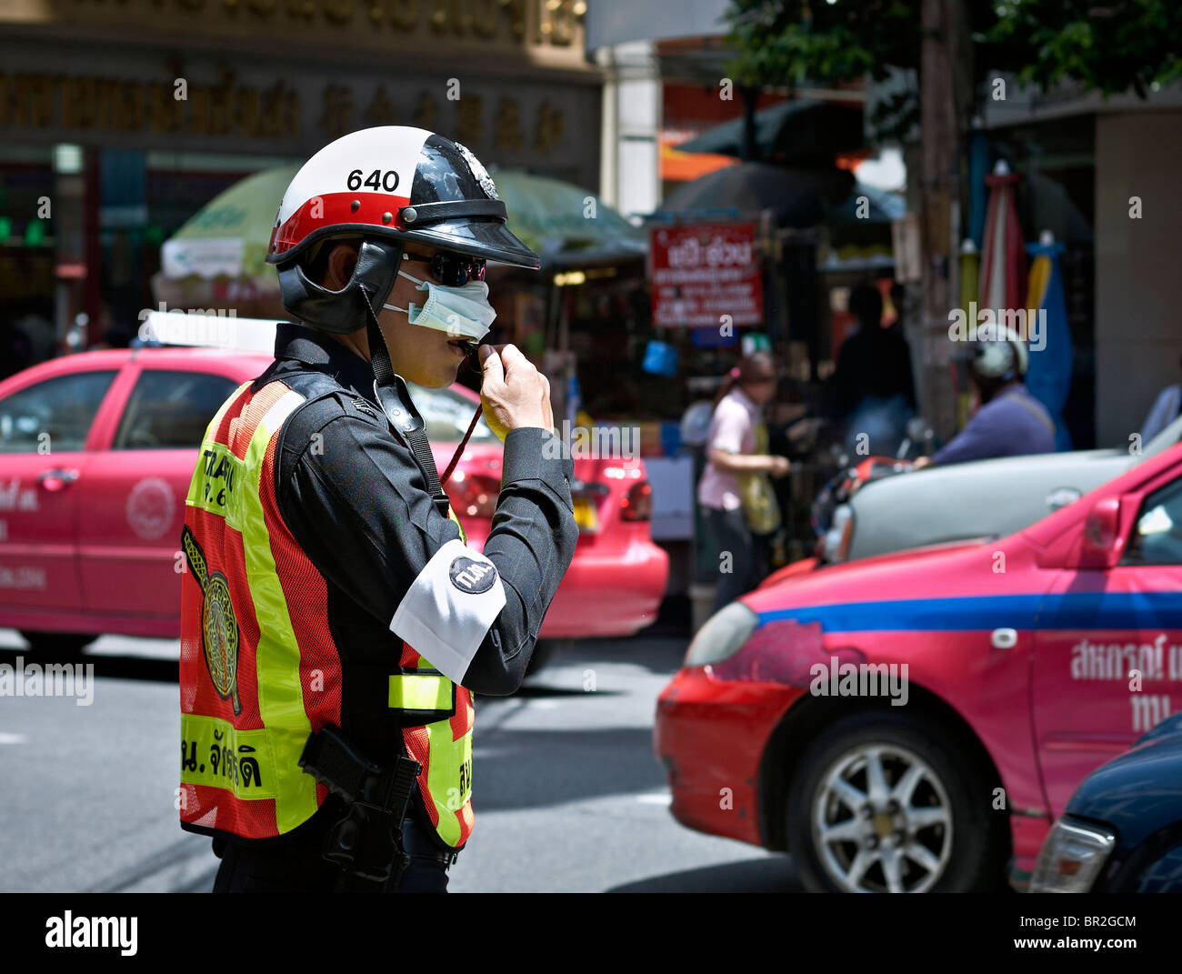 Le policier de Thalandi porte un masque anti-pollution dans le flux élevé  de trafic de pollution de Bangkok. S. E. Asie Photo Stock - Alamy