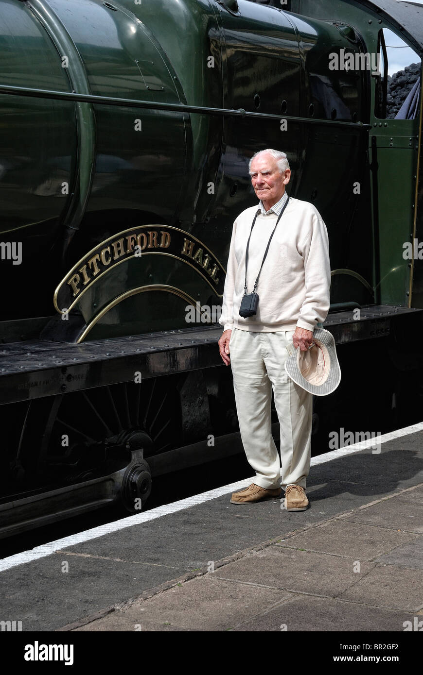 Le pensionné qui pose à côté de locomotive vapeur pitchford hall at grand central railway LONDON UK Banque D'Images
