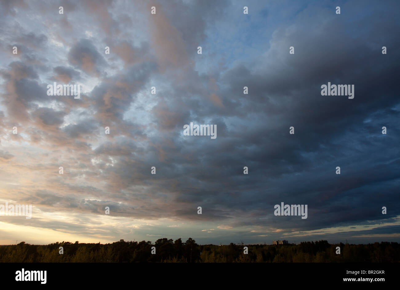 Nuages colorés en soirée au coucher du soleil , Finlande Banque D'Images