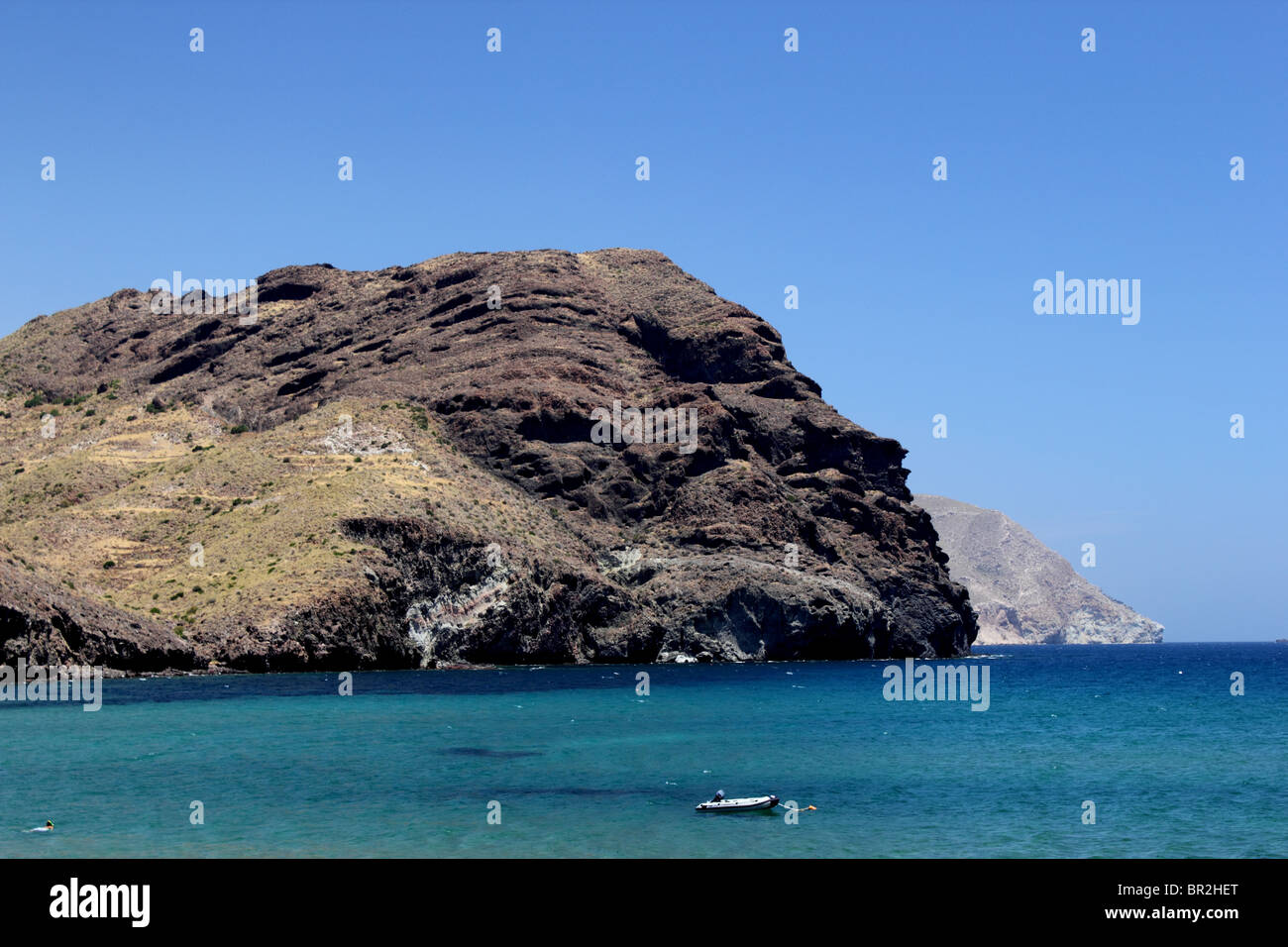 Avis de rocky noir pointe à las negras, Cabo de Gata près d'Almeria, Andalousie Espagne avec mer bleue et le ciel Banque D'Images