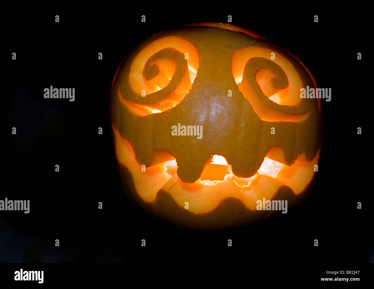 Citrouille Halloween sur fond noir Banque D'Images