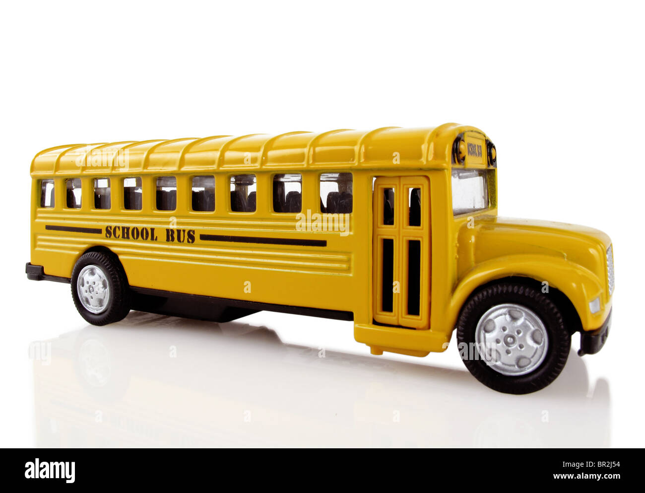 Autobus scolaire jaune vif arrive à transporter les enfants Banque D'Images