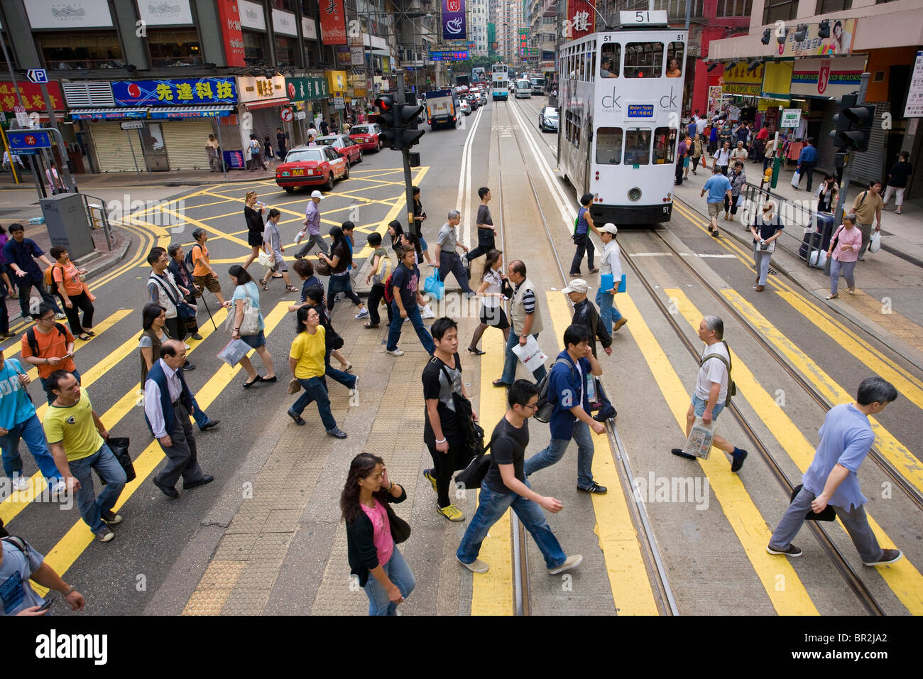 Les gens crossing road à Hong Kong. Banque D'Images