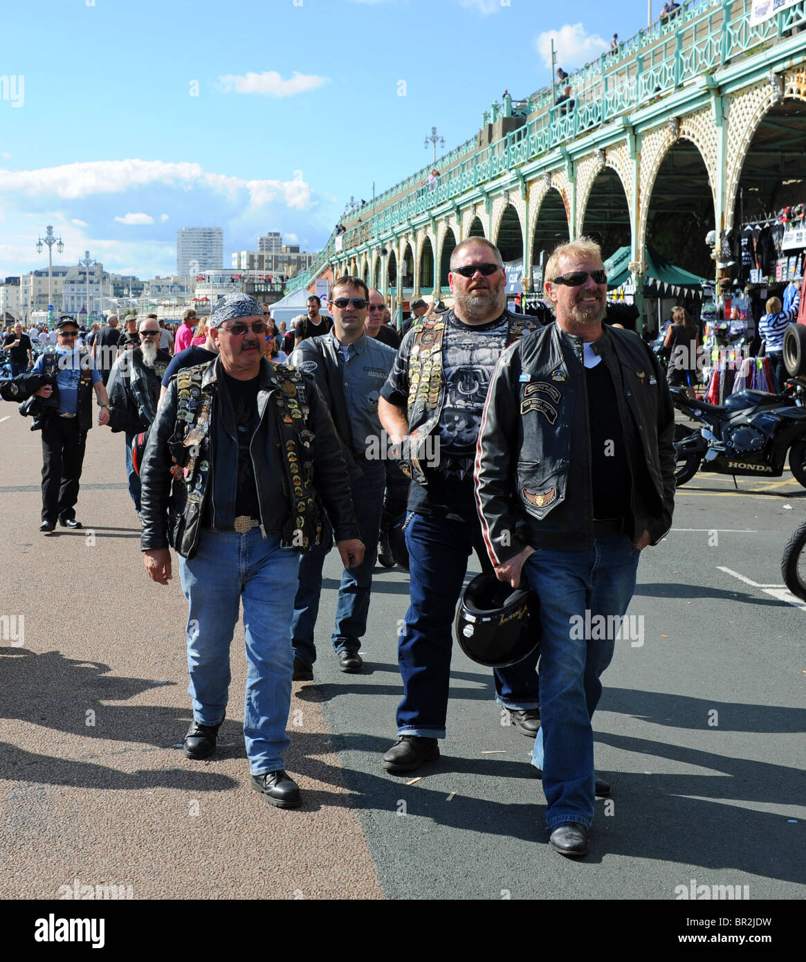 Vieux motards et les culbuteurs à l'Ace Cafe Reunion réunion pour les motards un événement annuel qui se déroule sur le front de mer de Brighton UK Banque D'Images