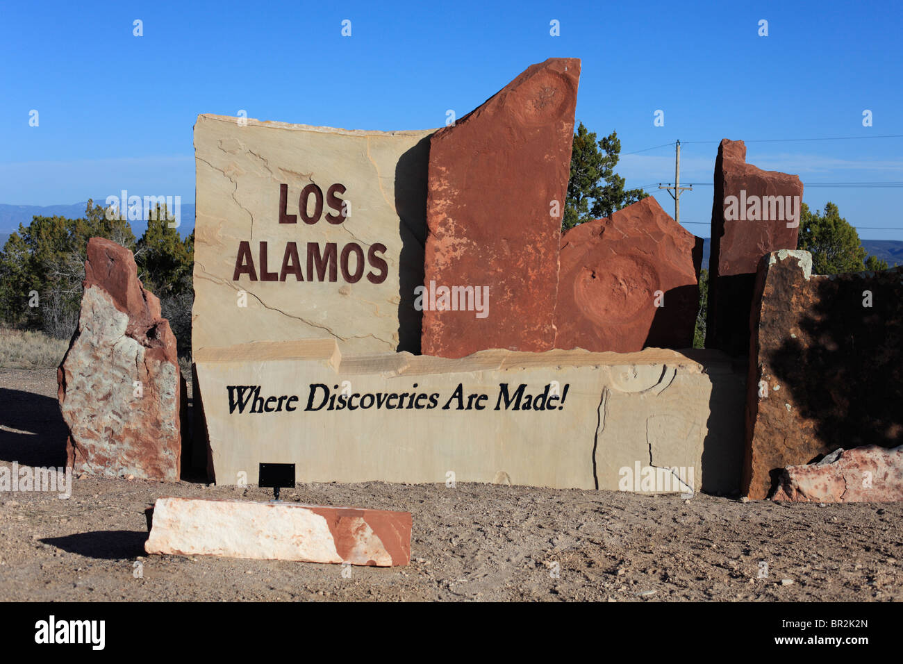 Rock sculpture panneau à l'entrée de la ville de Los Alamos, au Nouveau Mexique. Banque D'Images