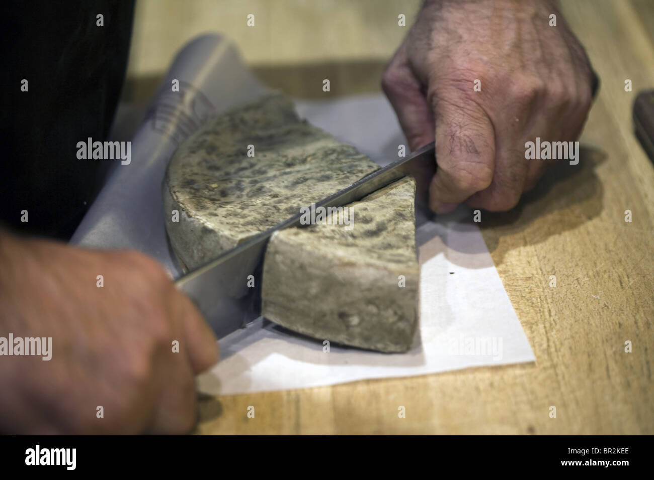 Détails des tranches de fromage dans la fromagerie Androuet dans le marché de la rue Mouffetard, un célèbre marché alimentaire à Paris Banque D'Images