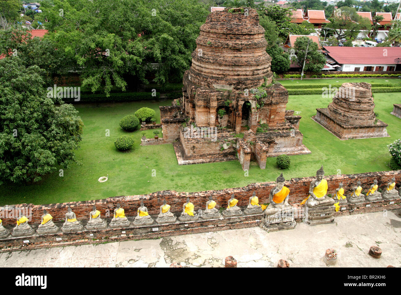 Ligne de statues de Bouddha assis , Wat Yai Chai Mongkon, Ayutthaya , Thaïlande Banque D'Images