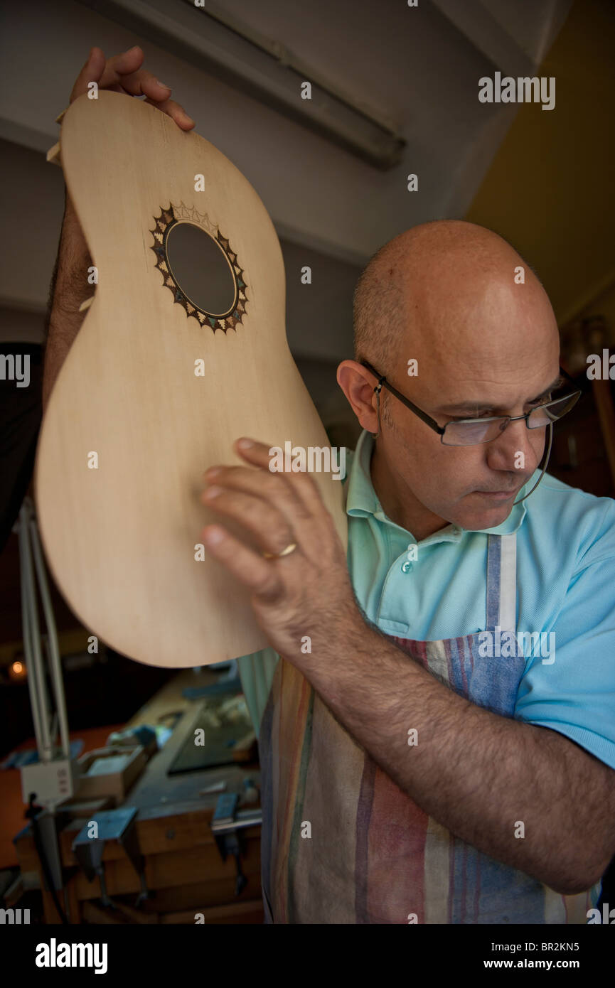 Le maître luthier (Guitar-Maker) dans son atelier dans le processus de  création d'une guitare classique espagnole. Barcelone. L'ESPAGNE Photo  Stock - Alamy