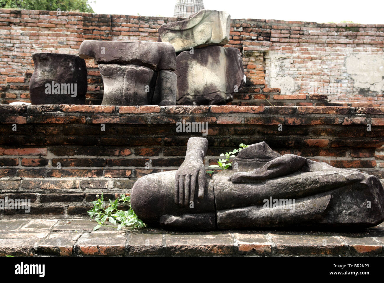 Les figures de Bouddha sans tête dans Wat yui Chaimonkol , Ayutthaya , Thaïlande Banque D'Images