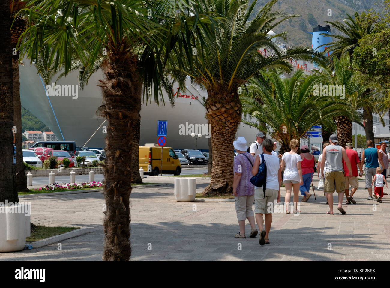 Le port et la zone de parc Riva est l'un des espaces les plus actifs dans la ville de Kotor. Le port se présente la forme après la dernière .... Banque D'Images