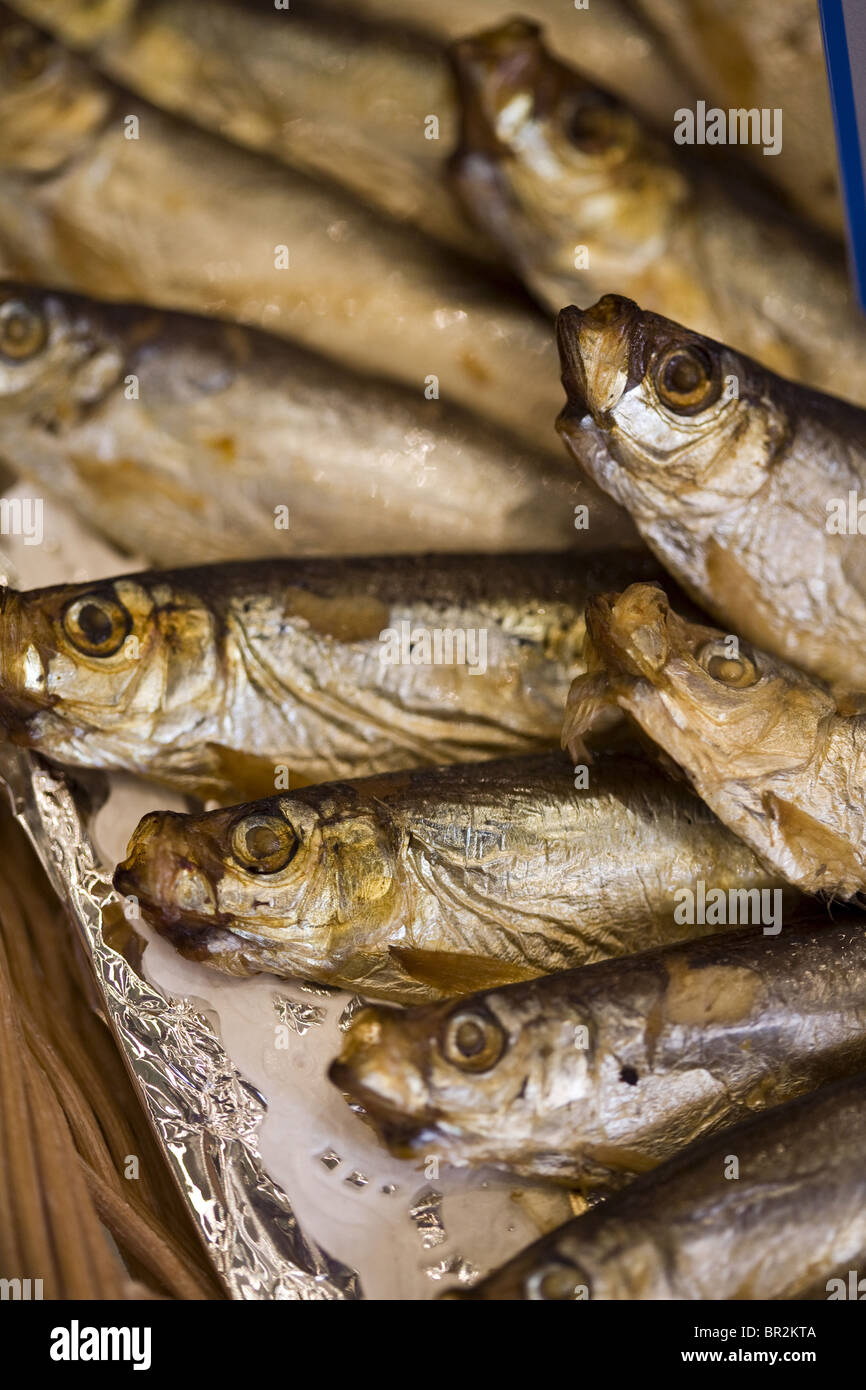 Détails de poissons sur un étal poissonnerie dans la Rue Mouffetard, un célèbre marché alimentaire à Paris Banque D'Images