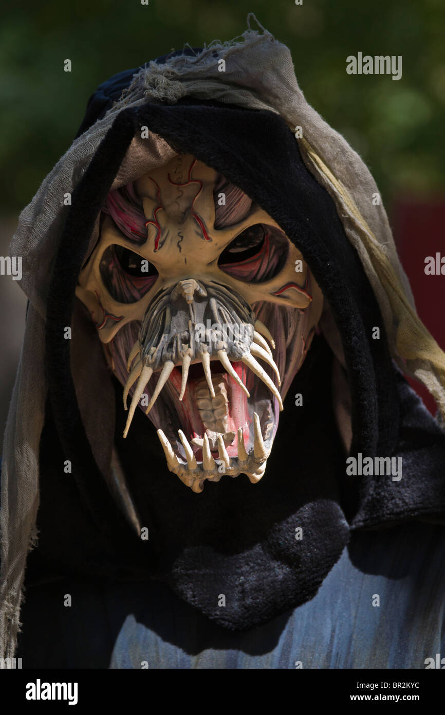 Halloween effrayant fantôme masque de crâne festival Renaissance dans Michigan mi USA US drôle de personne robe dans la place publique monstre aux USA vertical US haute résolution Banque D'Images