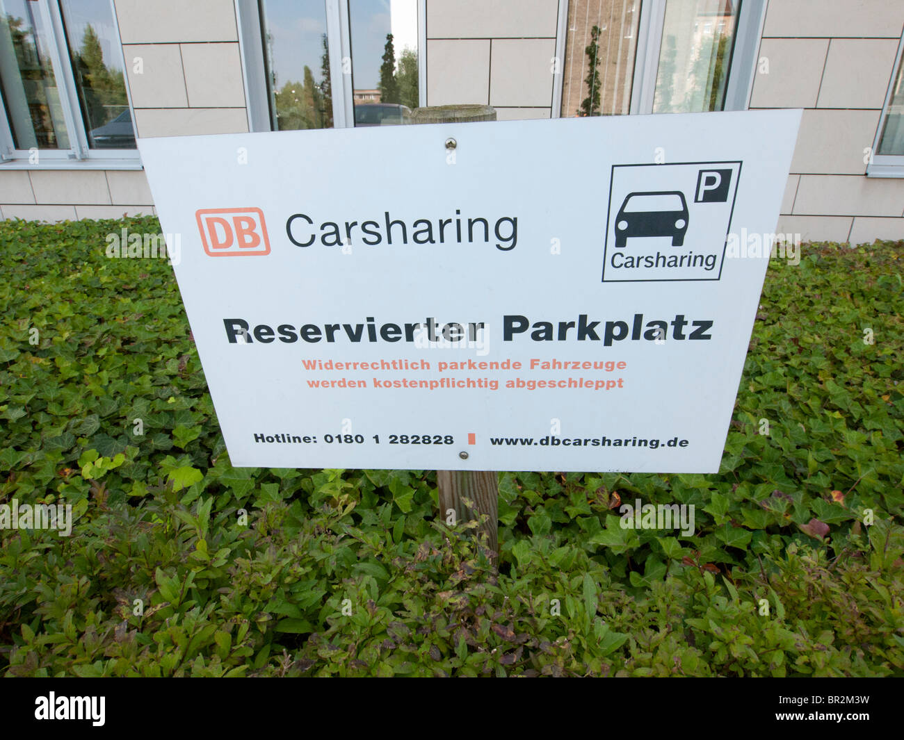 Place de stationnement d'autopartage à DB ou Deutsche Bahn parking dans Berlin Allemagne Banque D'Images