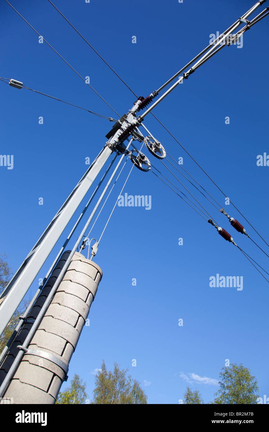 Contrepoids en béton suspendus d'un système de poulie dans les fils caténaires aériens du chemin de fer ( câbles d'électricité ) en tension correcte , Finlande Banque D'Images