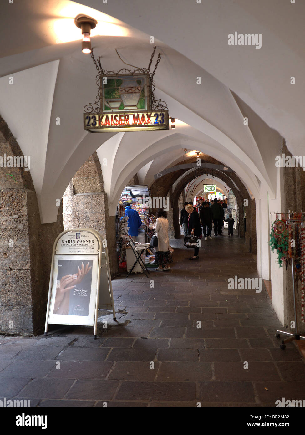 Dans la chaussée à arcades médiévales Herzog Friedrich Strasse le vieux centre-ville d'innsbruck Autriche Banque D'Images