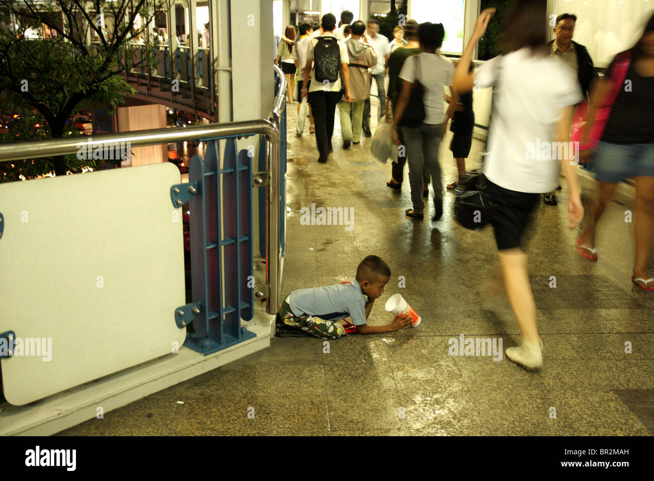 Jeune mendiant dans la rue à Bangkok , Thaïlande Banque D'Images