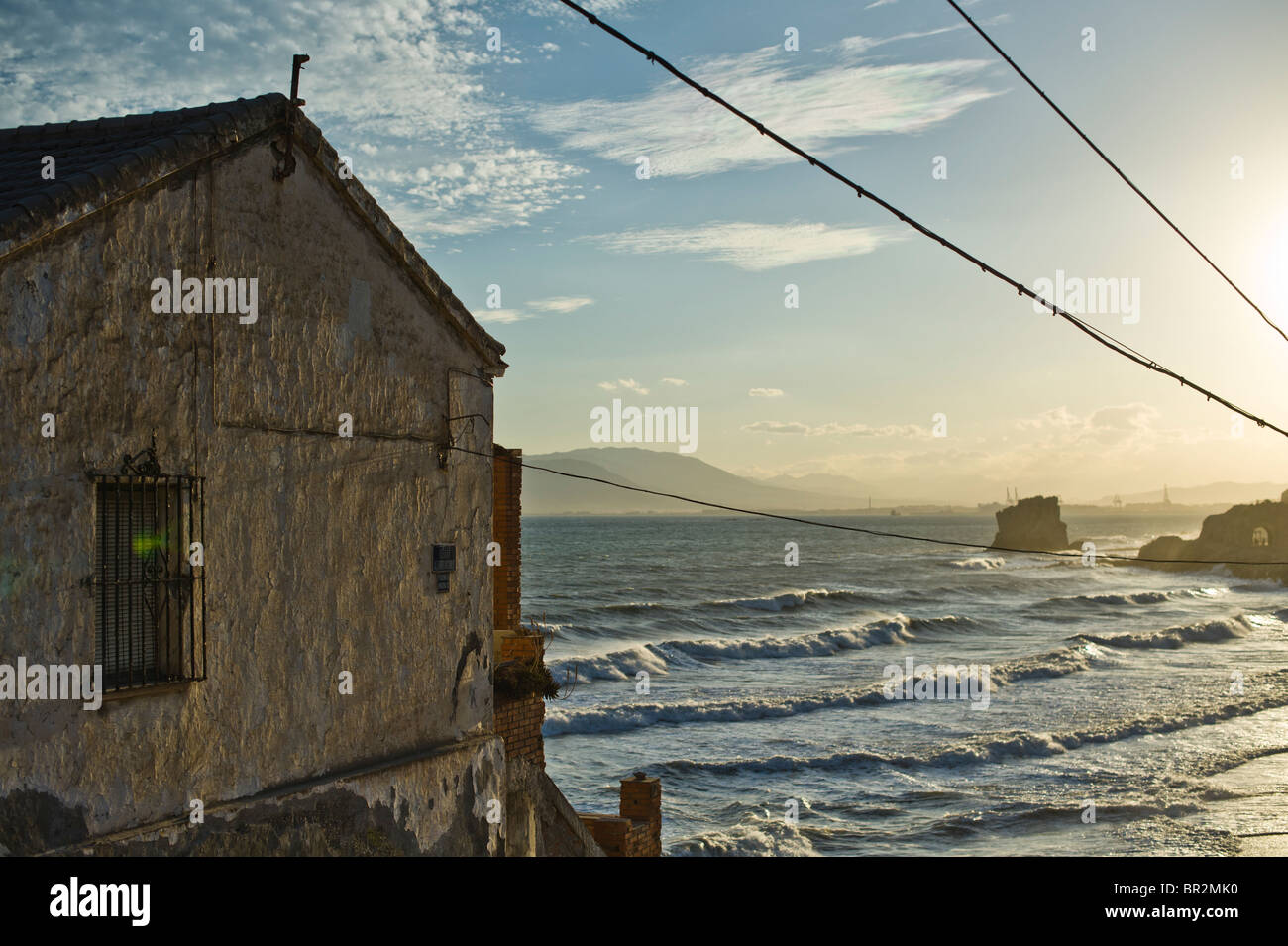 Éclaboussures des vagues contre les rochers dans un coin tranquille de la Méditerranée Banque D'Images