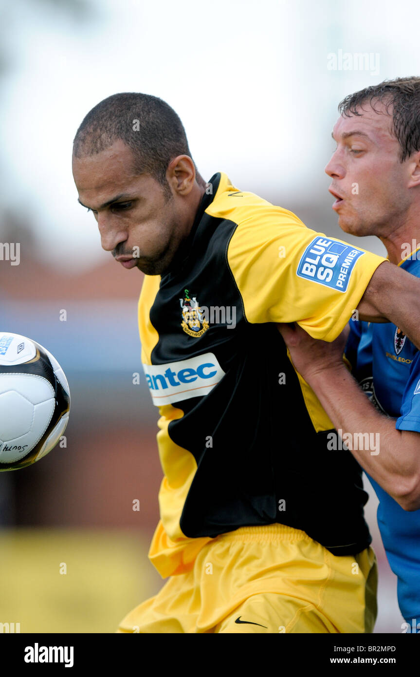 2010 Blue Square Premier League v Southport AFC Wimbledon Aug 14th.Gray de Southport contrôle la balle sous pression Banque D'Images