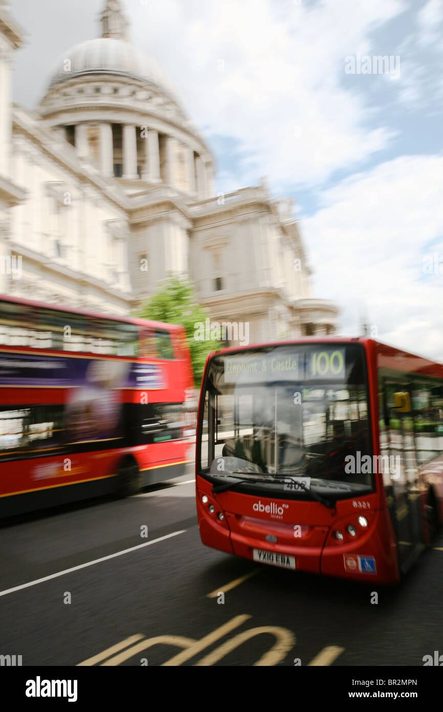 Les bus passant la cathédrale St Paul, à Londres Banque D'Images