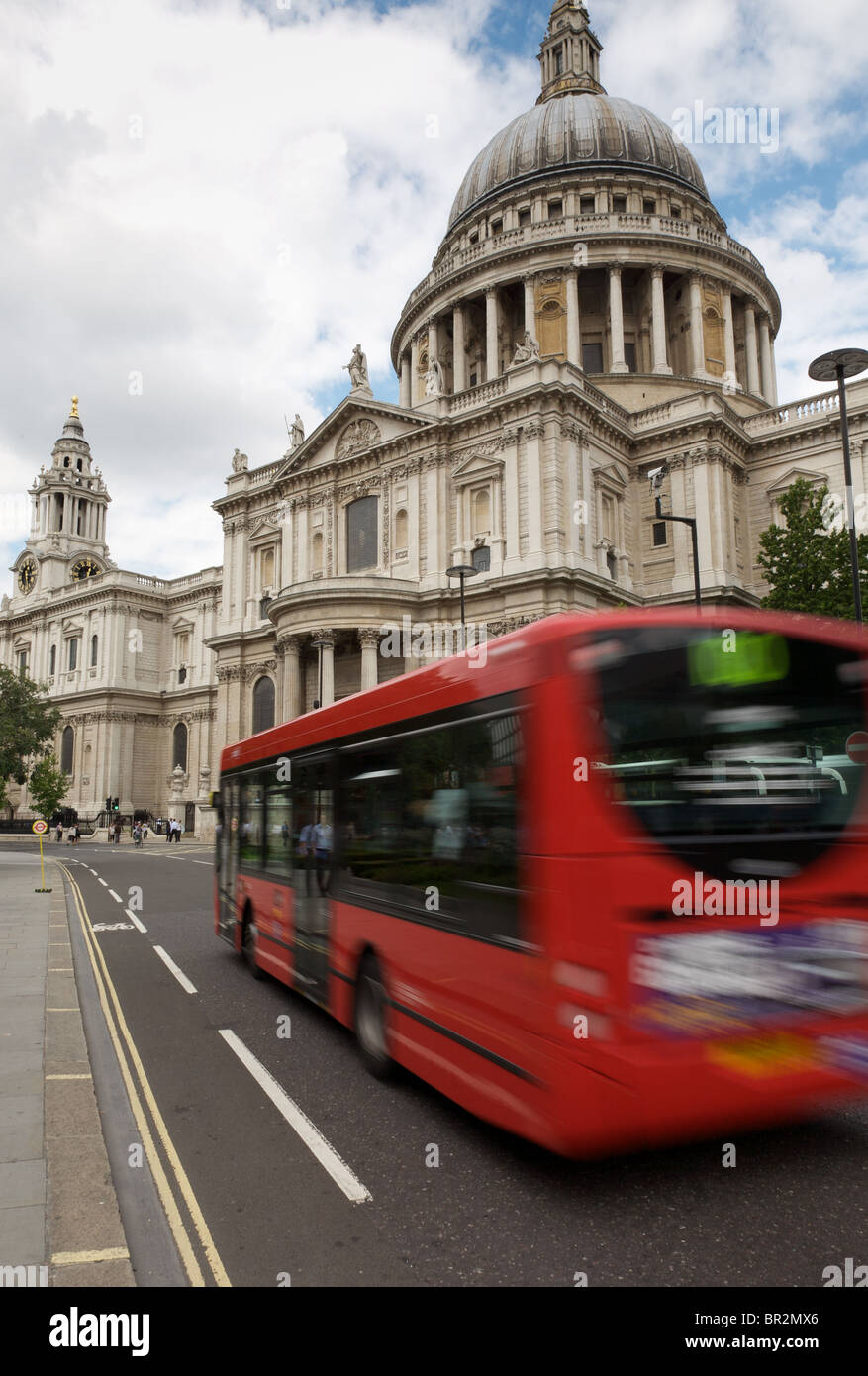 Un autobus qui passe la Cathédrale St Paul, à Londres Banque D'Images