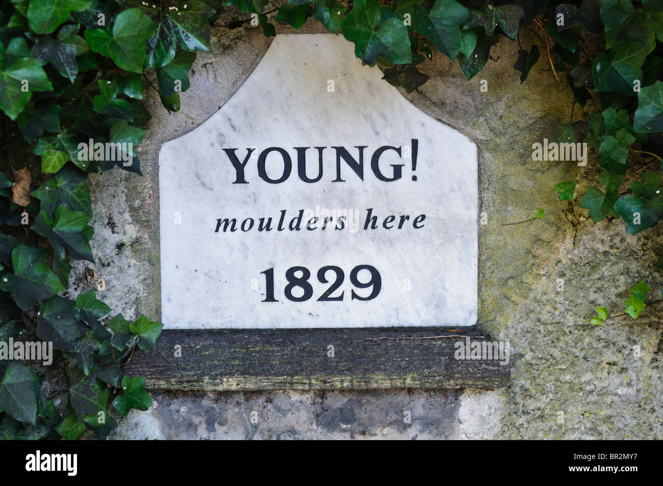 Vieille pierre tombale disant 'jeunes ! Les mouleurs ici, 1829' Banque D'Images