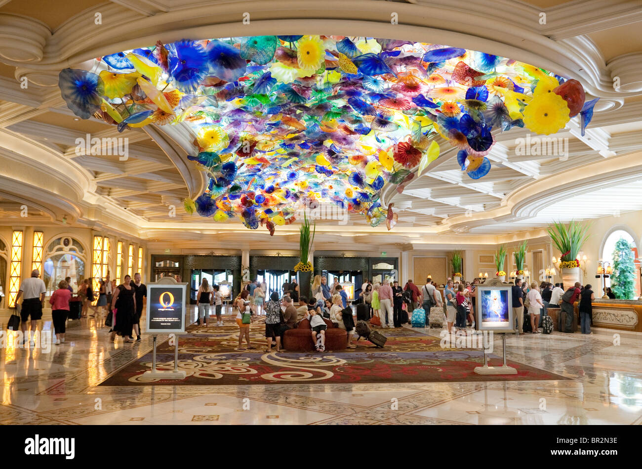 Le hall de l'hôtel Bellagio, avec le plafond de verre sculpture de