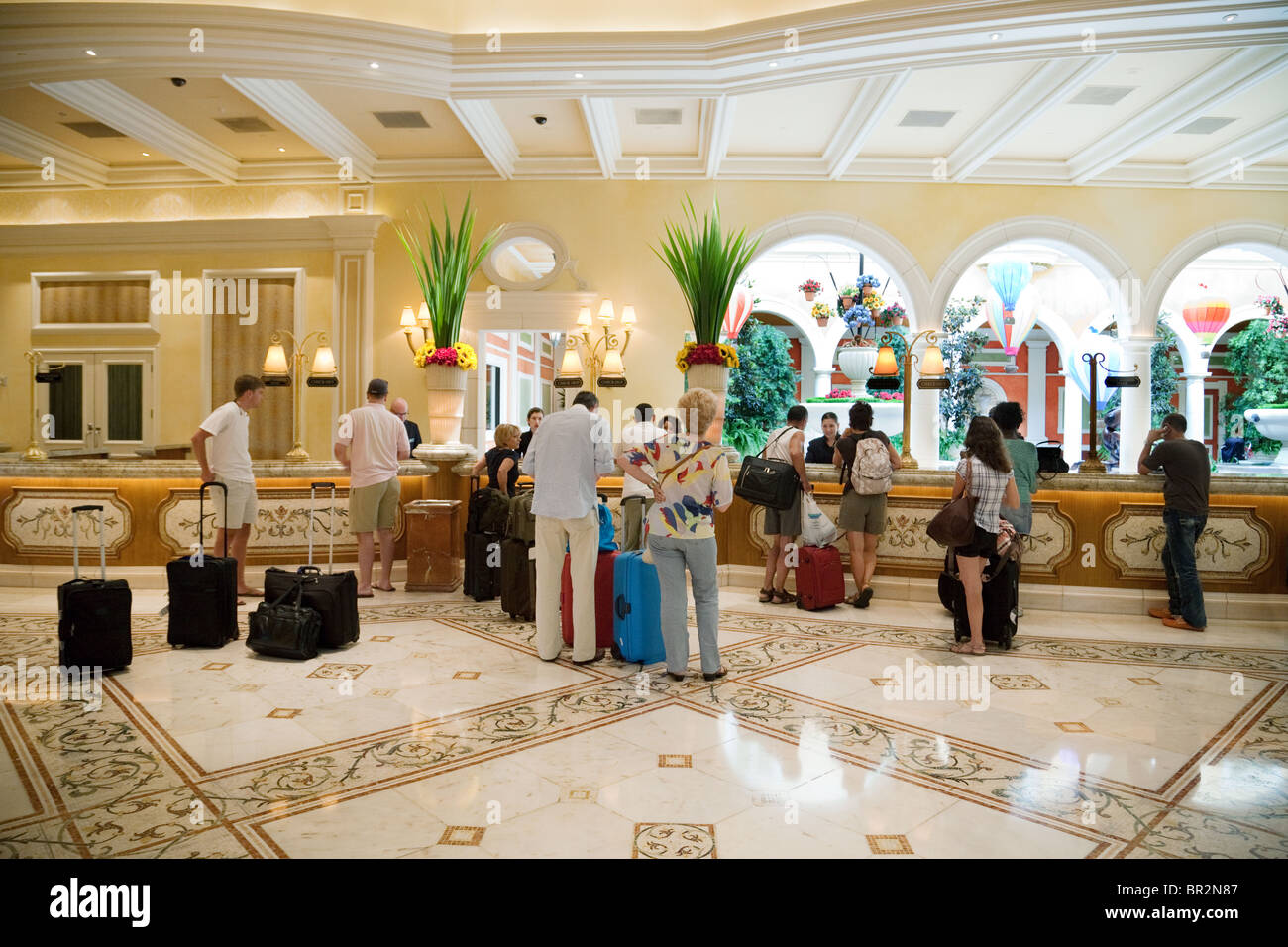 Gens qui arrivent et sur le lobby à l'hôtel Bellagio, Las Vegas, USA Banque D'Images