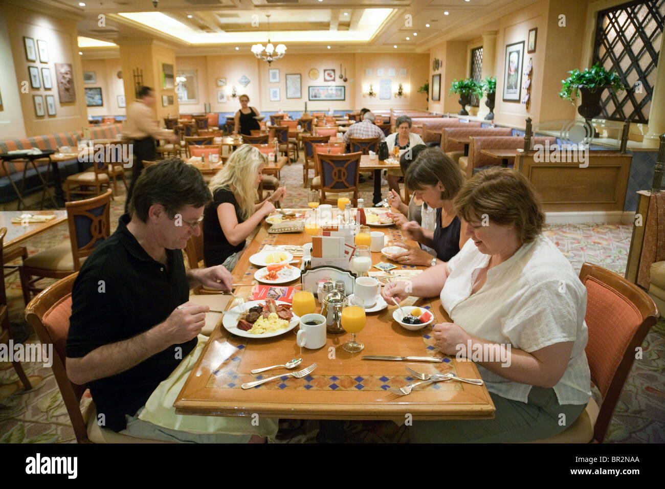 Une famille de manger au buffet du petit déjeuner, l'hôtel Bellagio, Las Vegas USA Banque D'Images