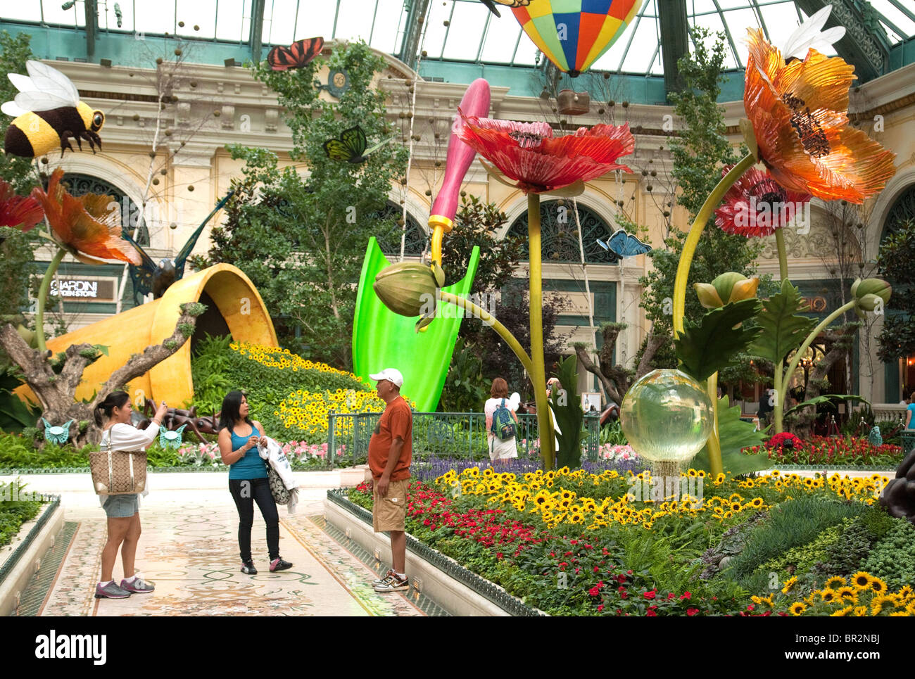 Les personnes bénéficiant de la véranda et du jardin botanique, l'hôtel Bellagio, Las Vegas USA Banque D'Images