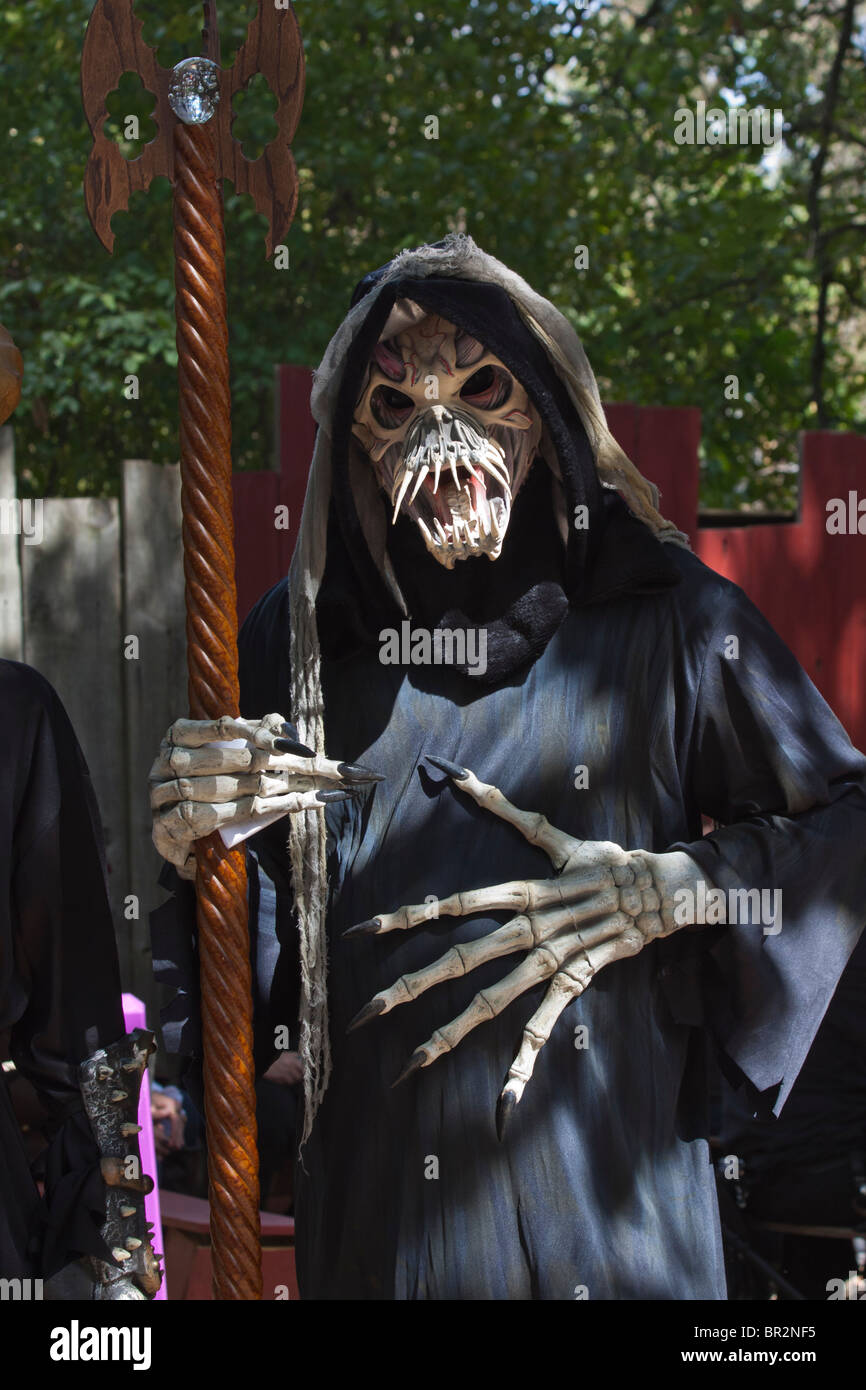 Halloween et costume effrayant fantôme crâne masque drôle de monstre squelette robe drôle dans la rue publique verticale dans le Michigan USA US haute résolution Banque D'Images