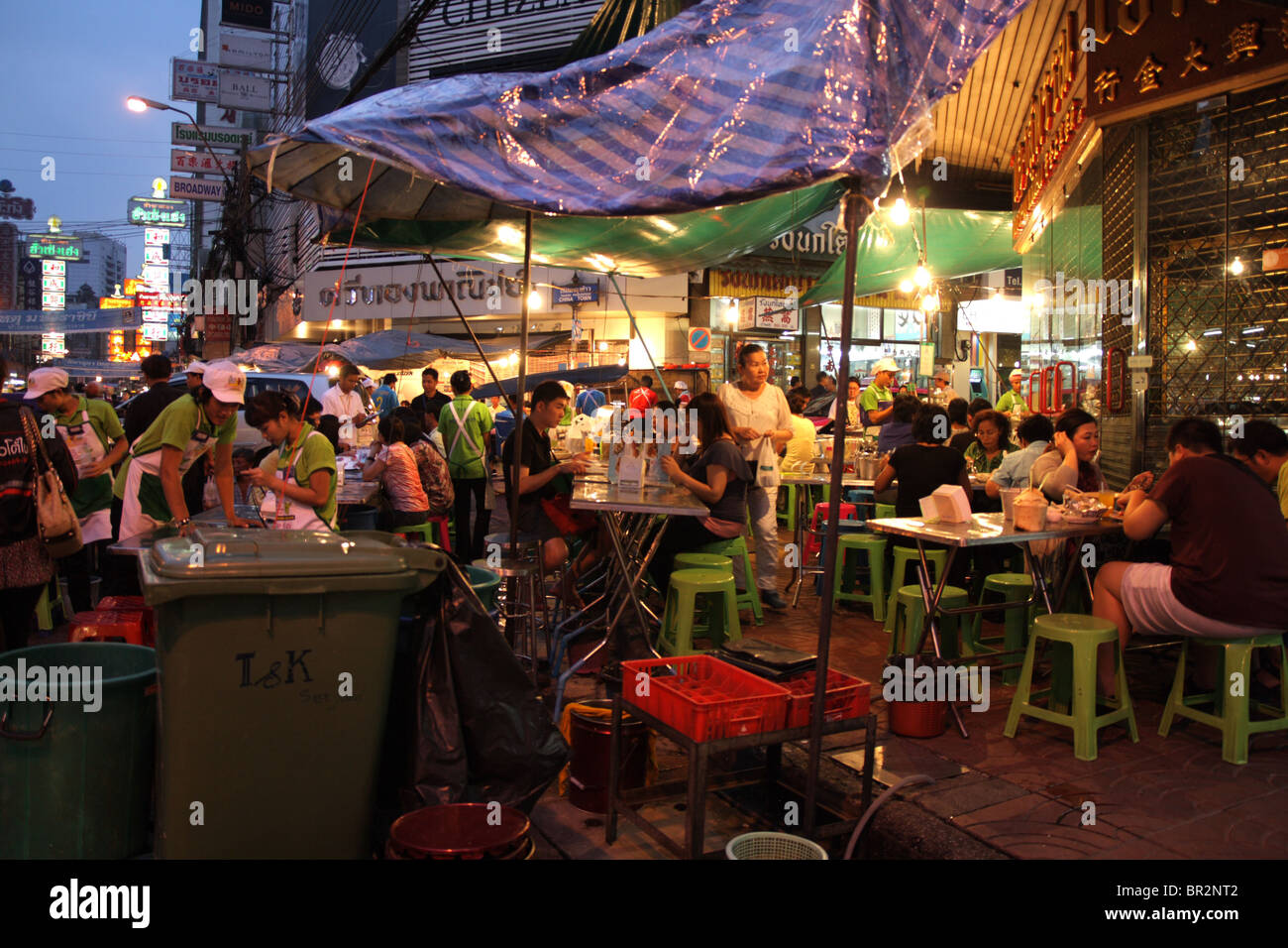 Restaurant rue Yaowarat Road , Bangkok Chinatown de la nuit , Thaïlande Banque D'Images