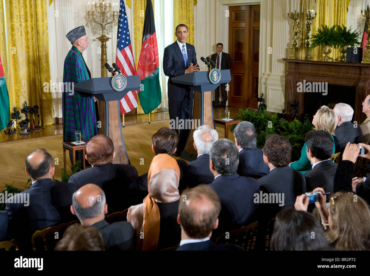 Le président américain Barack Obama et le président afghan Hamid Karzaï, tenir une conférence de presse conjointe à la Maison Blanche. Banque D'Images