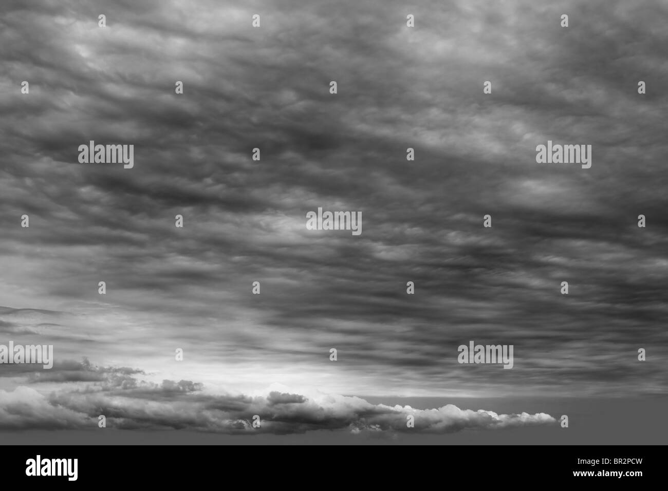 Stormy nuages cloudscape nuageux gris sombre jour d'hiver Banque D'Images