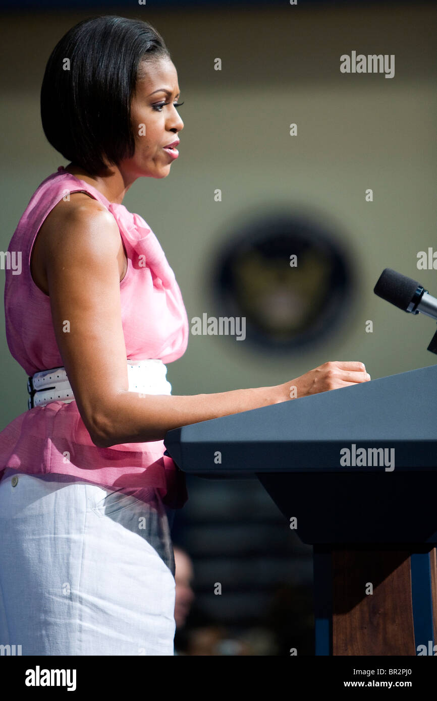 La Première Dame Michelle Obama visite multiculturelle Bell High School. Banque D'Images