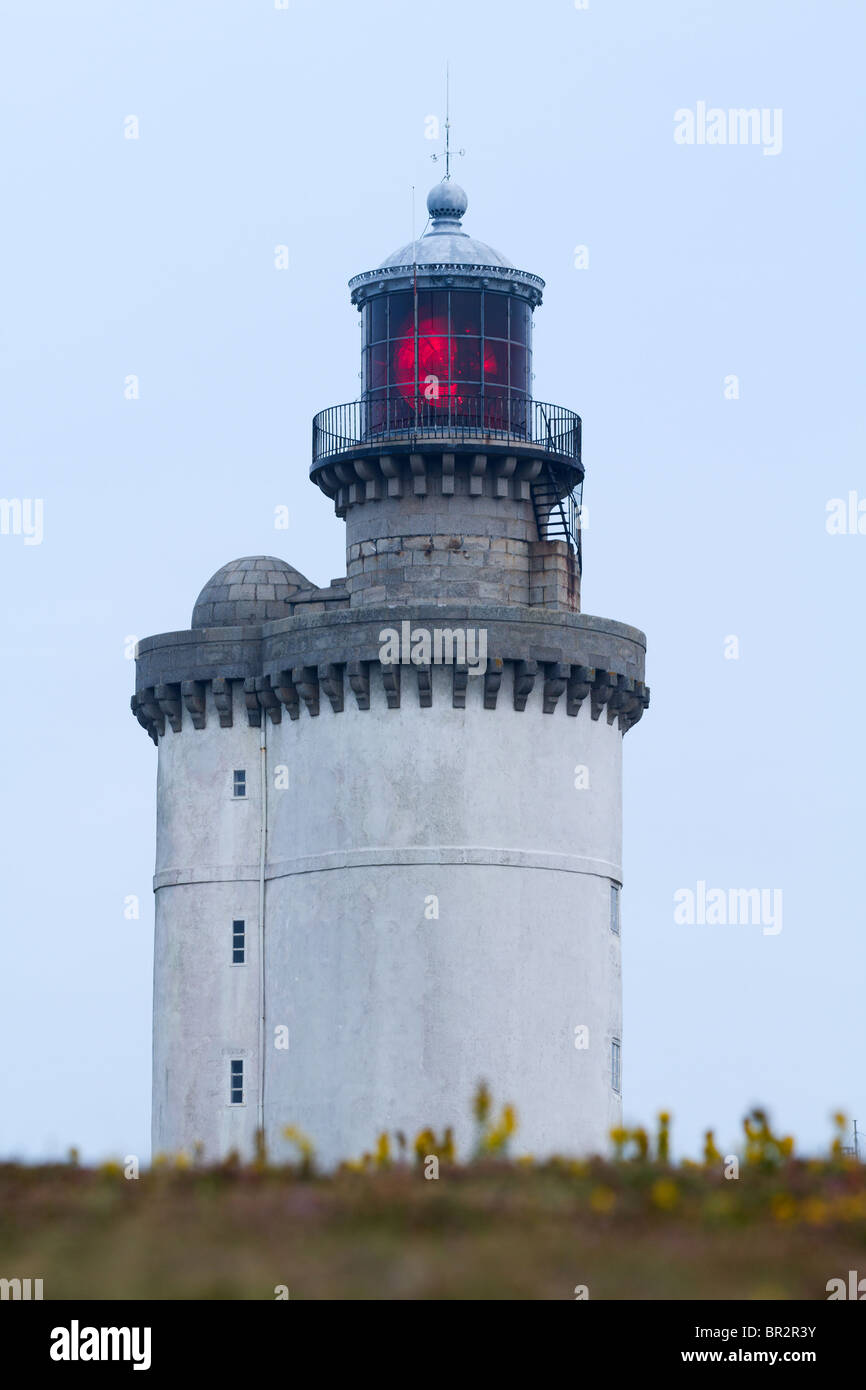 De rares stiff phare allumé à la tombée de la nuit, l'île d'ouessant, Bretagne, Finistère, France Banque D'Images