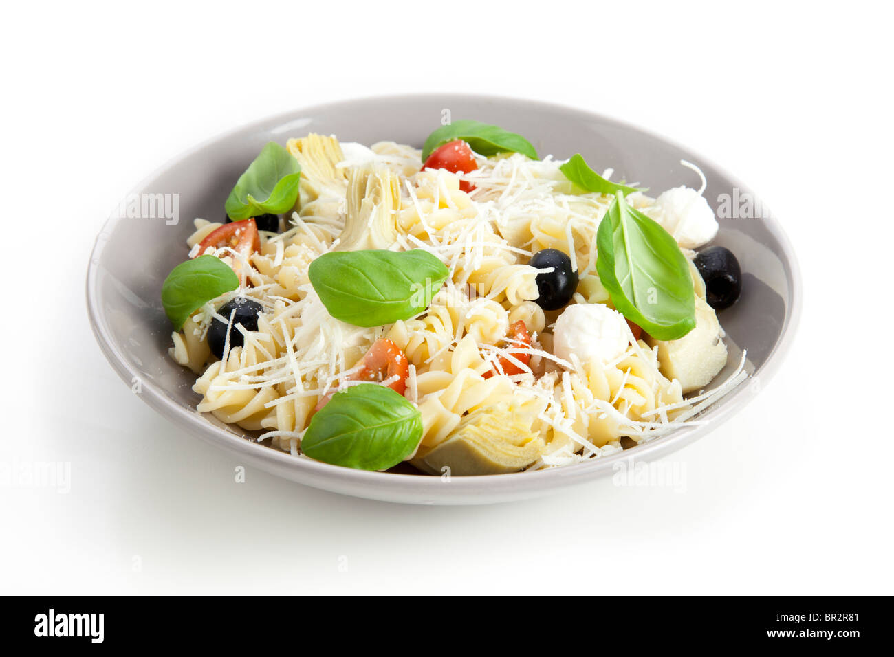 Bol de pâtes et poulet sur fond blanc. Banque D'Images