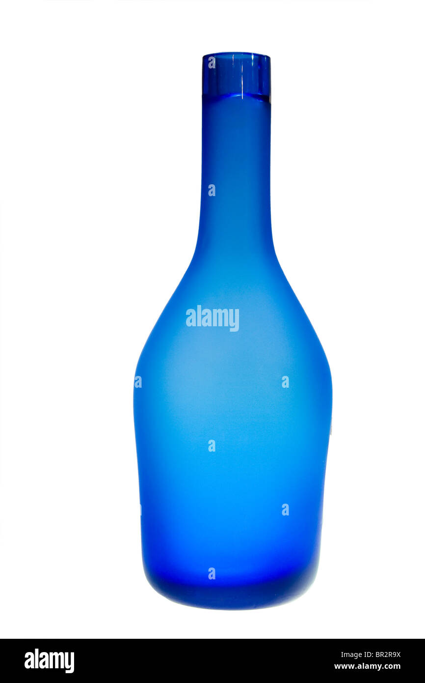 Les bouteilles de boissons alcoolisées bleu sur fond blanc Banque D'Images