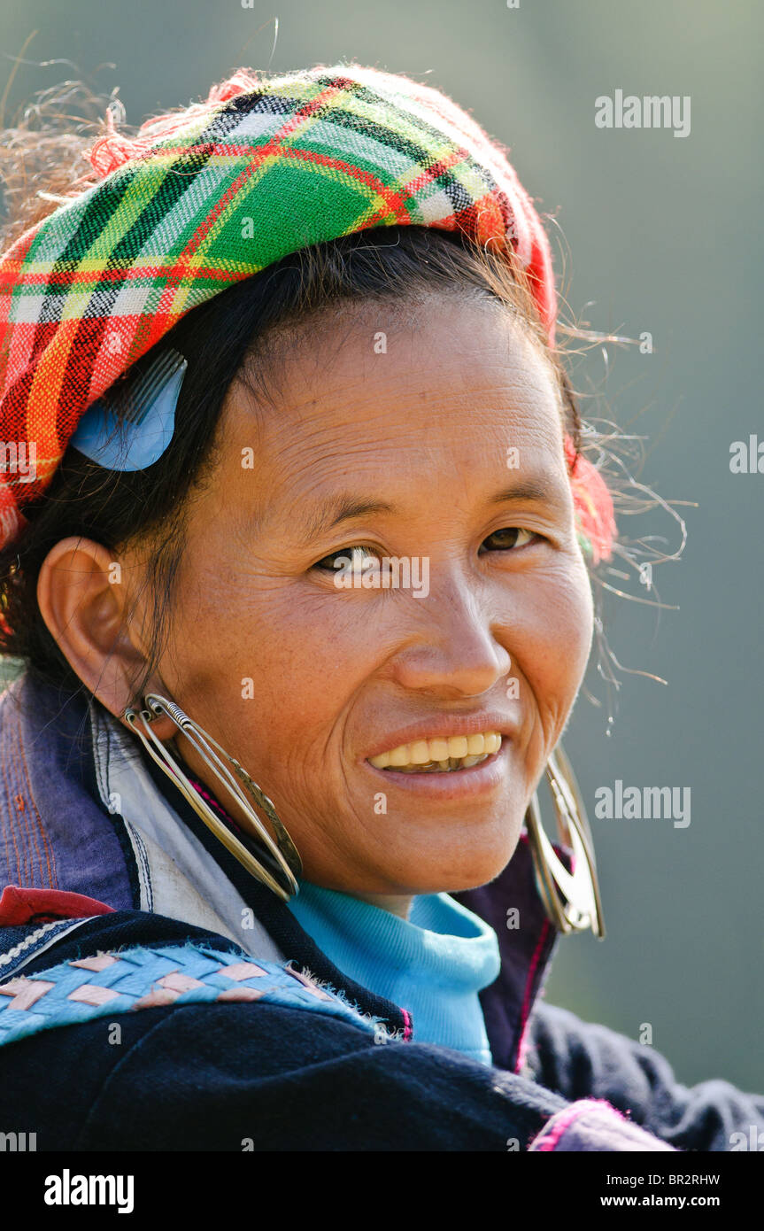 Femme hmong noirs vietnamiens à Sapa, Vietnam Banque D'Images