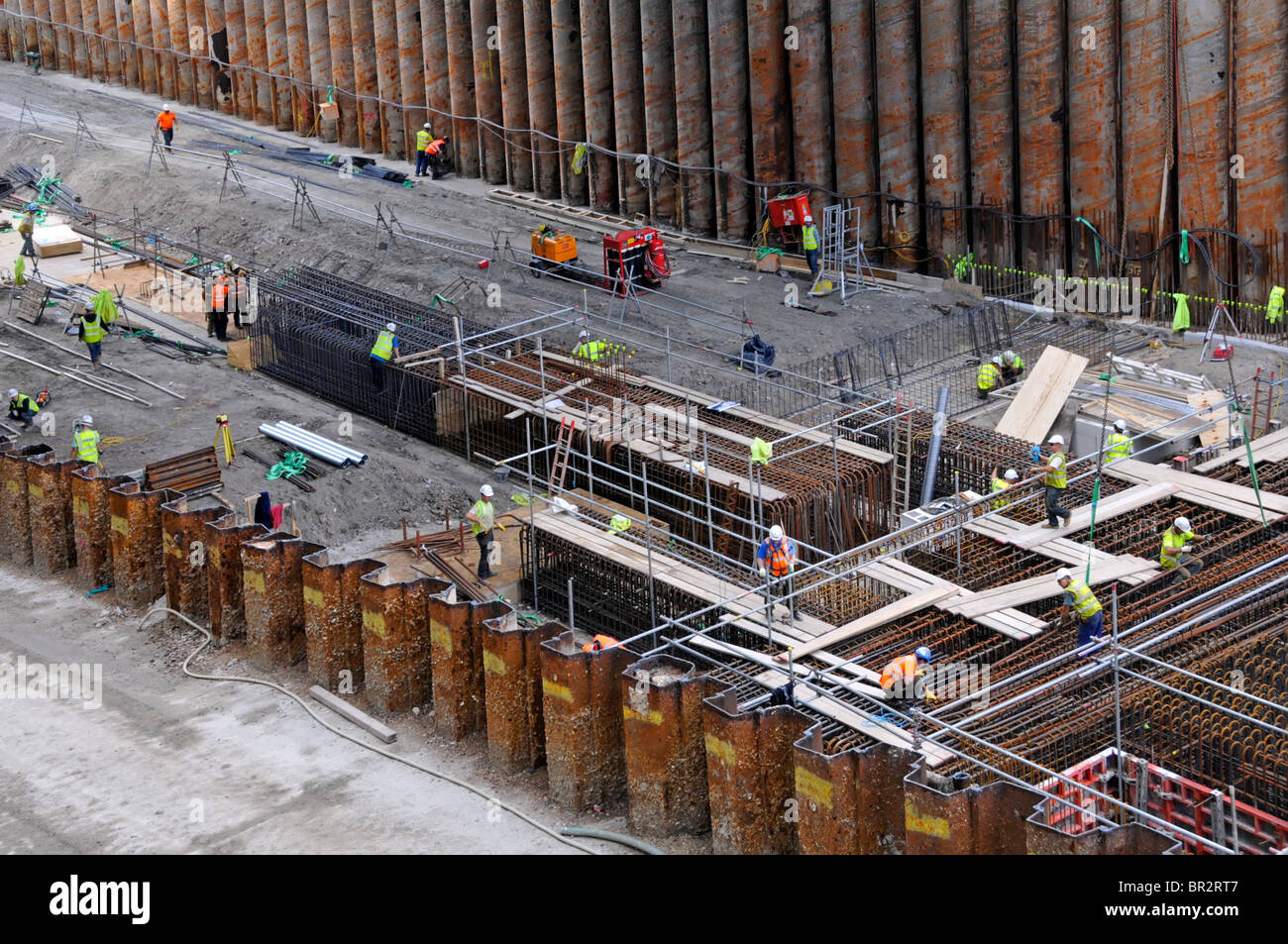 Construction de l'industrie de la construction les travailleurs de chantier d'infrastructure à cerbade à canari Gare de Wharf pour Elizabeth Line Crossrail train Londres Banque D'Images