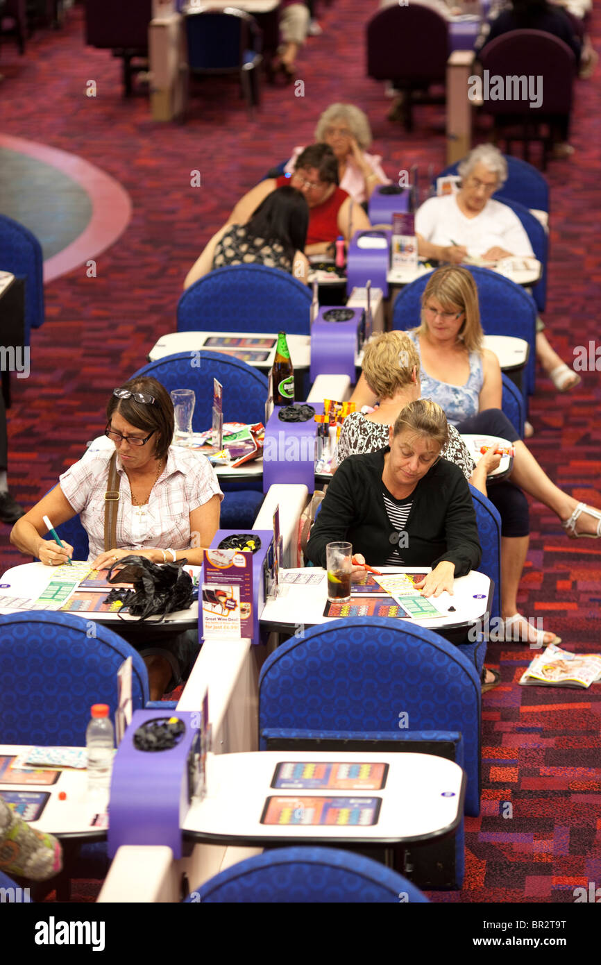 Mecca Bingo Bingo UK company. Les gens jouent au bingo à Catford salle de bingo, Londres, Royaume-Uni. Photo:Jeff Gilbert Banque D'Images