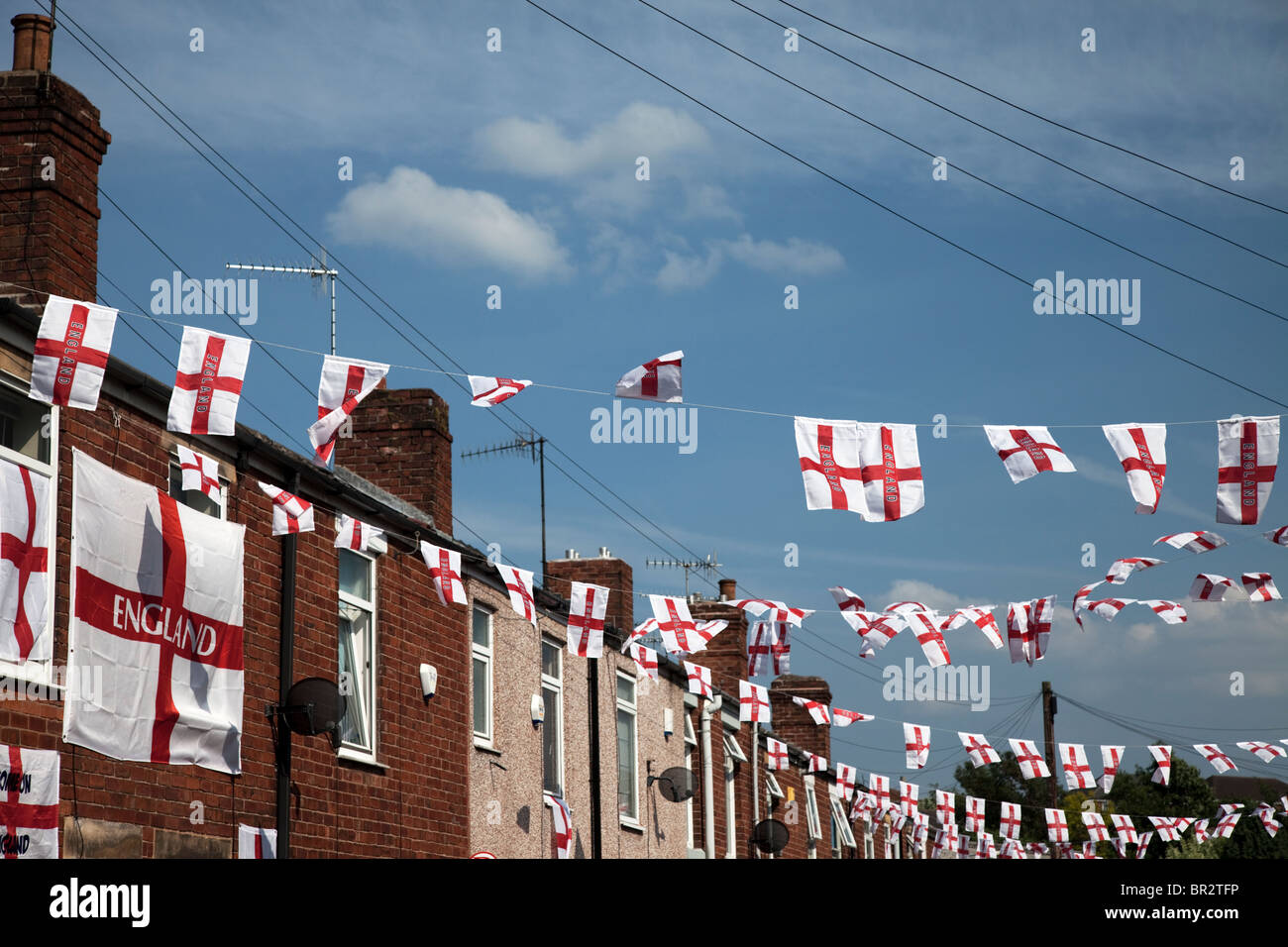 Drapeaux et Banderoles à l'anglais dans une rue pendant la Coupe du Monde Angleterre Derbyshire, Royaume-Uni Banque D'Images