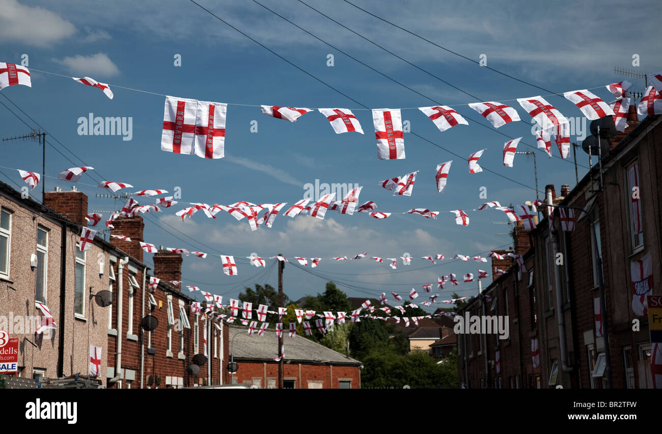 Drapeaux et Banderoles à l'anglais dans une rue pendant la Coupe du Monde Angleterre Derbyshire, Royaume-Uni Banque D'Images